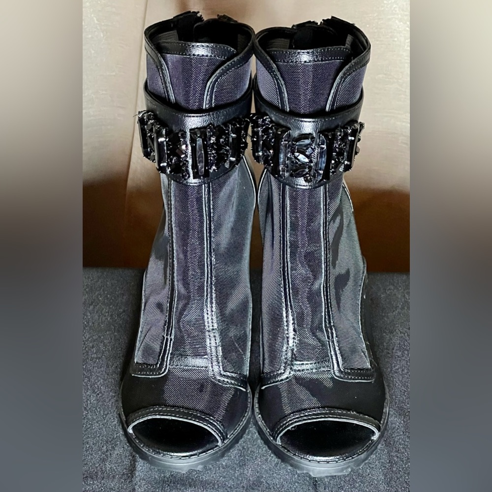 NWT NWOB Karl Lagerfeld black open toe booties. 5’ heels women’s size 6. - Picture 5 of 8